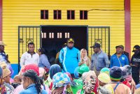 Kepala Dinas Perindag Kab. Deiyai, Burno Adii, menyerahkan bantuan tunai kepada salah satu Pelaku Usaha OAP, Jumat (14/11). Bantuan ini diharap dapat mendorong pengembangan usaha mikro di Deiyai.
