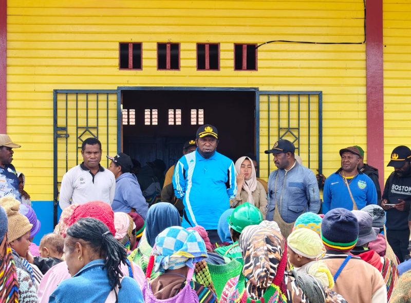 Kepala Dinas Perindag Kab. Deiyai, Burno Adii, menyerahkan bantuan tunai kepada salah satu Pelaku Usaha OAP, Jumat (14/11). Bantuan ini diharap dapat mendorong pengembangan usaha mikro di Deiyai.
