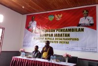 Bupati Deiyai, Melkianus Mote, S.T., didampingi Kepala DPMK saat menyampaikan Sambutan usai melantik Timotius Pekei dan Norbertus Pekei sebagai Penjabat Kepala Kampung Okomotadi dan Idege, di kantor DPMK, Jumat (14/11).