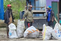 KNPI Deiyai dan Mahasiswa IPMANAPANDODE se-Jawa Bali bersinergi dalam Gerakan Bersih Sampah di Kota Waghete hari ini.