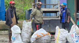 KNPI Deiyai dan Mahasiswa IPMANAPANDODE se-Jawa Bali bersinergi dalam Gerakan Bersih Sampah di Kota Waghete hari ini.
