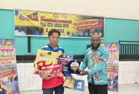 Saat Amison Frank Dogopia Wakil ketua III DPRK Deiyai saat menyerahkan Hadiah kepada pemenang terbaik peringkat juara II pada Sabtu, 15/11/2025. 