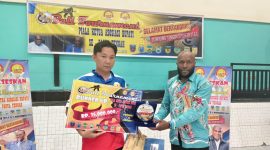 Saat Amison Frank Dogopia Wakil ketua III DPRK Deiyai saat menyerahkan Hadiah kepada pemenang terbaik peringkat juara II pada Sabtu, 15/11/2025. 