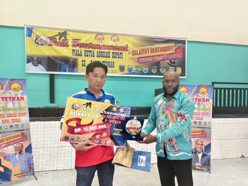 Saat Amison Frank Dogopia Wakil ketua III DPRK Deiyai saat menyerahkan Hadiah kepada pemenang terbaik peringkat juara II pada Sabtu, 15/11/2025. 