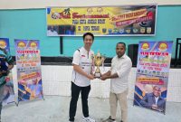 Saat Aleks Pigai kepala dinas pertanian Deiyai yang mewakili Ketua Asosiasi Bupati se-Papua Tengah menyerahkan Hadiah kepada salah satu pemenang tournamen Bilyar pada sabtu, 15/11/2025.