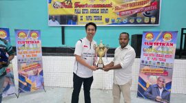 Saat Aleks Pigai kepala dinas pertanian Deiyai yang mewakili Ketua Asosiasi Bupati se-Papua Tengah menyerahkan Hadiah kepada salah satu pemenang tournamen Bilyar pada sabtu, 15/11/2025.