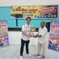 Saat Aleks Pigai kepala dinas pertanian Deiyai yang mewakili Ketua Asosiasi Bupati se-Papua Tengah menyerahkan Hadiah kepada salah satu pemenang tournamen Bilyar pada sabtu, 15/11/2025.