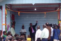 Ketua Klasis Nabire, Pdt. Mordekai Oila, M.Th, (tengah) saat memimpin ritual penahbisan Rumah Pastori Gereja Kingmi Jemaat Edoutou, Nabire, pada Minggu (16/11/2025).