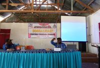 Yehezkiel Bida Kotouki, S.H., M.H., Kepala Bagian Hukum Setda Deiyai, saat menyampaikan materi pentingnya pemahaman hukum bagi 67 kepala kampung. Penertiban administrasi dan pencegahan celah hukum menjadi sorotan utama dalam sosialisasi ini di Aula GKI Yudea, Wagete (17/11/2025).
