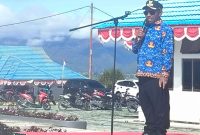 Bupati Deiyai, Bapak Melkianus Mote, ST pimpin apel gabungan ASN dan tenaga kontrak di Halaman Kantor Bupati pada Senin, 17/11/2025. 