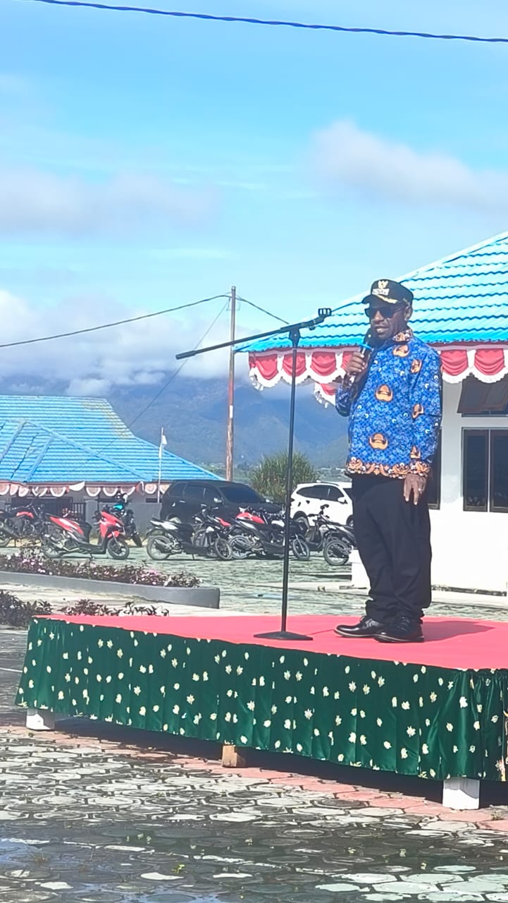 Bupati Deiyai, Bapak Melkianus Mote, ST pimpin apel gabungan ASN dan tenaga kontrak di Halaman Kantor Bupati pada Senin, 17/11/2025. 