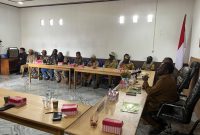 Bupati Deiyai Melkianus Mote (tengah), didampingi Kapolres Kompol Sarifudin Ahmad (kanan), dan perwakilan Dandim, memimpin Rapat Koordinasi Harkamtibmas jelang Natal dan Tahun Baru di Aula Polres Deiyai, Selasa (18/11/2025).