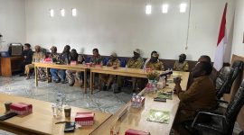 Bupati Deiyai Melkianus Mote (tengah), didampingi Kapolres Kompol Sarifudin Ahmad (kanan), dan perwakilan Dandim, memimpin Rapat Koordinasi Harkamtibmas jelang Natal dan Tahun Baru di Aula Polres Deiyai, Selasa (18/11/2025).