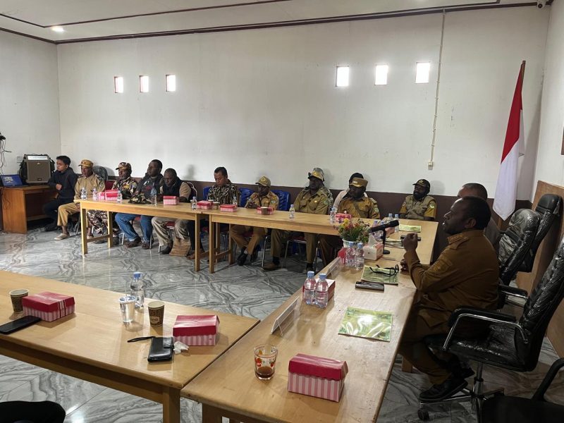 Bupati Deiyai Melkianus Mote (tengah), didampingi Kapolres Kompol Sarifudin Ahmad (kanan), dan perwakilan Dandim, memimpin Rapat Koordinasi Harkamtibmas jelang Natal dan Tahun Baru di Aula Polres Deiyai, Selasa (18/11/2025).