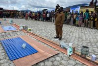 Bupati Deiyai, Bapak Melkianus Mote, ST., menyerahkan bantuan bahan bangunan dari Dana Bagi Hasil (DBH) TA 2025 kepada perwakilan 67 kampung.