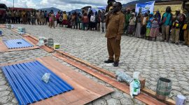 Bupati Deiyai, Bapak Melkianus Mote, ST., menyerahkan bantuan bahan bangunan dari Dana Bagi Hasil (DBH) TA 2025 kepada perwakilan 67 kampung.