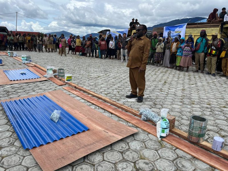 Bupati Deiyai, Bapak Melkianus Mote, ST., menyerahkan bantuan bahan bangunan dari Dana Bagi Hasil (DBH) TA 2025 kepada perwakilan 67 kampung.