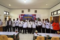 Bupati Deiyai Melkianus Mote, ST foto bersama dengan kepala-kepala OPD di Ruangan Aulagromyza Sekda Deiyai pada 19/11/2025