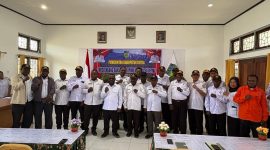Bupati Deiyai Melkianus Mote, ST foto bersama dengan kepala-kepala OPD di Ruangan Aulagromyza Sekda Deiyai pada 19/11/2025
