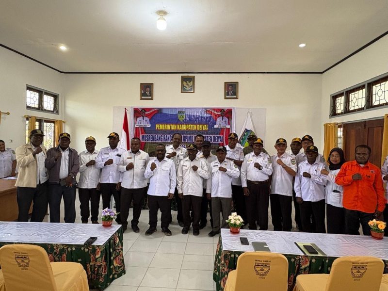 Bupati Deiyai Melkianus Mote, ST foto bersama dengan kepala-kepala OPD di Ruangan Aulagromyza Sekda Deiyai pada 19/11/2025