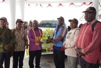 Bupati Deiyai Melkianus Mote, ST., saat menyerahkan bantuan bibit kepada Kepala Sekolah SMK negeri Deiyai di Halaman Kantor bupati, Pada Kamis, 20/11/2025.