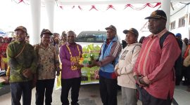 Bupati Deiyai Melkianus Mote, ST., saat menyerahkan bantuan bibit kepada Kepala Sekolah SMK negeri Deiyai di Halaman Kantor bupati, Pada Kamis, 20/11/2025.