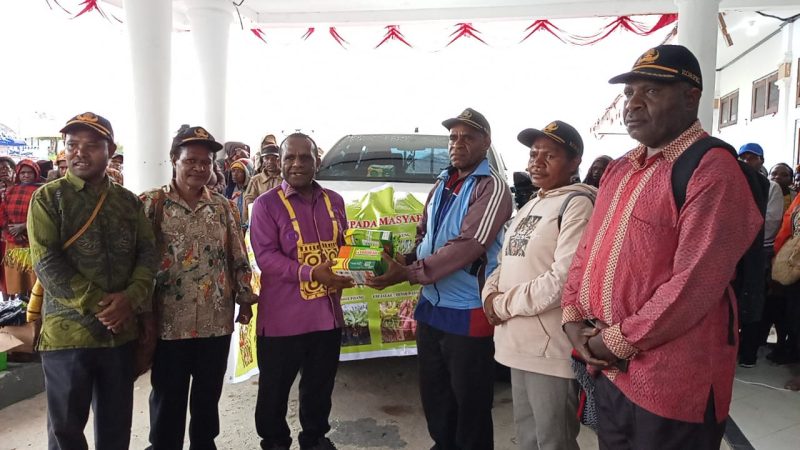 Bupati Deiyai Melkianus Mote, ST., saat menyerahkan bantuan bibit kepada Kepala Sekolah SMK negeri Deiyai di Halaman Kantor bupati, Pada Kamis, 20/11/2025.