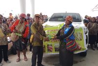 Kepala Dinas Pertanian Aleks Pigai, M.Pd saat menyerahkan bantuan kepada masyarakat di halaman kantor bupati pada 20/11/2025. 