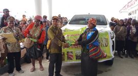 Kepala Dinas Pertanian Aleks Pigai, M.Pd saat menyerahkan bantuan kepada masyarakat di halaman kantor bupati pada 20/11/2025. 