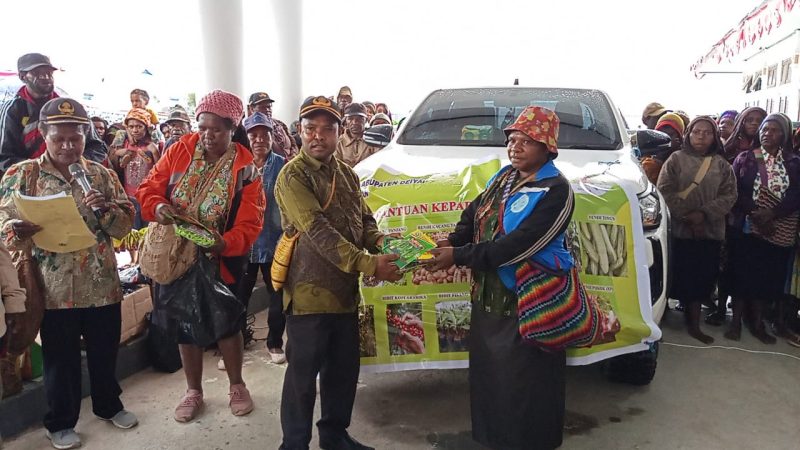 Kepala Dinas Pertanian Aleks Pigai, M.Pd saat menyerahkan bantuan kepada masyarakat di halaman kantor bupati pada 20/11/2025. 