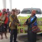 Kepala Dinas Pertanian Aleks Pigai, M.Pd saat menyerahkan bantuan kepada masyarakat di halaman kantor bupati pada 20/11/2025. 