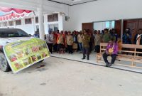Kepala Dinas Pertanian Kabupaten Deiyai, Aleks Pigai, M.Pd., menyerahkan paket bantuan beragam bibit tanaman dan pupuk kepada perwakilan masyarakat di halaman kantor bupati, Kamis (20/11/2025). 