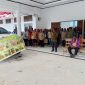 Kepala Dinas Pertanian Kabupaten Deiyai, Aleks Pigai, M.Pd., menyerahkan paket bantuan beragam bibit tanaman dan pupuk kepada perwakilan masyarakat di halaman kantor bupati, Kamis (20/11/2025). 