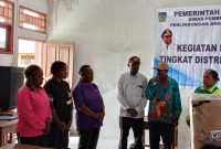 Asisten II Bidang Perekonomian dan Pembangunan, Mesak Pakage, S.Sos., menyerahkan bantuan Alat Peraga Edukatif (APE) kepada perwakilan PAUD pada Mini Lokakarya Tingkat Distrik DP3AKB di SMP Negeri Tigi Barat (21/11).