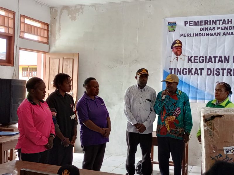 Asisten II Bidang Perekonomian dan Pembangunan, Mesak Pakage, S.Sos., menyerahkan bantuan Alat Peraga Edukatif (APE) kepada perwakilan PAUD pada Mini Lokakarya Tingkat Distrik DP3AKB di SMP Negeri Tigi Barat (21/11).