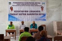 Asisten II Bidang Ekonomi dan pembangunan Mesak Pakage dan Kadis DP3AKB Robby Bobii dan Kepala Bidang KB saat kegiatan berlangsung di Gedung Sekolah SMP negeri Tigi barat pada Jumat, 21/11/2025. 
