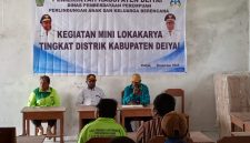 Asisten II Bidang Ekonomi dan pembangunan Mesak Pakage dan Kadis DP3AKB Robby Bobii dan Kepala Bidang KB saat kegiatan berlangsung di Gedung Sekolah SMP negeri Tigi barat pada Jumat, 21/11/2025. 