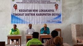 Asisten II Bidang Ekonomi dan pembangunan Mesak Pakage dan Kadis DP3AKB Robby Bobii dan Kepala Bidang KB saat kegiatan berlangsung di Gedung Sekolah SMP negeri Tigi barat pada Jumat, 21/11/2025. 