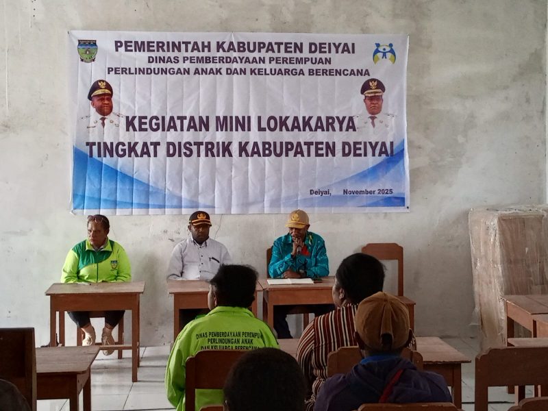 Asisten II Bidang Ekonomi dan pembangunan Mesak Pakage dan Kadis DP3AKB Robby Bobii dan Kepala Bidang KB saat kegiatan berlangsung di Gedung Sekolah SMP negeri Tigi barat pada Jumat, 21/11/2025. 