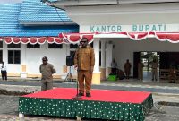 Bupati Deiyai saat menyampaikan amanat pada apel gabungan ASN dan Tenaga kontrak pada 24/11/2025