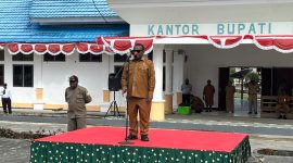 Bupati Deiyai saat menyampaikan amanat pada apel gabungan ASN dan Tenaga kontrak pada 24/11/2025
