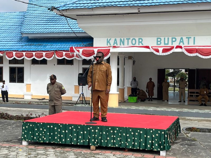 Bupati Deiyai saat menyampaikan amanat pada apel gabungan ASN dan Tenaga kontrak pada 24/11/2025