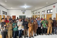 Foto bersama Bupati, Dewan juri, dan Beberapa kepala OPd usai pengumuman lomba sayembara batik Papua, khas Suku Mee di Aula Sekda pada selasa, 25/11/2025