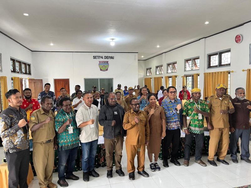 Foto bersama Bupati, Dewan juri, dan Beberapa kepala OPd usai pengumuman lomba sayembara batik Papua, khas Suku Mee di Aula Sekda pada selasa, 25/11/2025