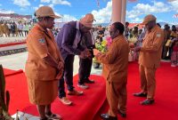 Bupati Deiyai, Melkianus Mote, ST, menyerahkan penghargaan kepada salah satu Perintis dalam rangkaian HUT ke-17 Kabupaten Deiyai, Rabu (26/11/2025).