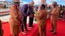 Bupati Deiyai, Melkianus Mote, ST, menyerahkan penghargaan kepada salah satu Perintis dalam rangkaian HUT ke-17 Kabupaten Deiyai, Rabu (26/11/2025).