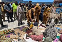 Bupati Deiyai bersama Wakil Bupati dan Kepala OPD melakukan aksi borong dagangan dari Mama-Mama Papua di Pameran HUT ke-17 Kabupaten Deiyai di Lapangan Thomas Adii.