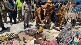 Bupati Deiyai bersama Wakil Bupati dan Kepala OPD melakukan aksi borong dagangan dari Mama-Mama Papua di Pameran HUT ke-17 Kabupaten Deiyai di Lapangan Thomas Adii.
