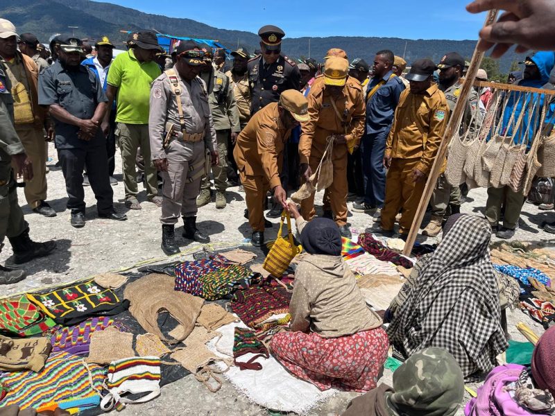 Bupati Deiyai bersama Wakil Bupati dan Kepala OPD melakukan aksi borong dagangan dari Mama-Mama Papua di Pameran HUT ke-17 Kabupaten Deiyai di Lapangan Thomas Adii.