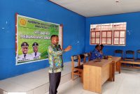 Kepala Dinas Pertanian Kabupaten Deiyai Aleks Pigai, M.Pd menyampaikan sambutan dalam kegiatan sosialisasi perundang-undangan pembentukan kelompok Tani di SMA Negeri 1 Deiyai, Kamis (27/11/2025).